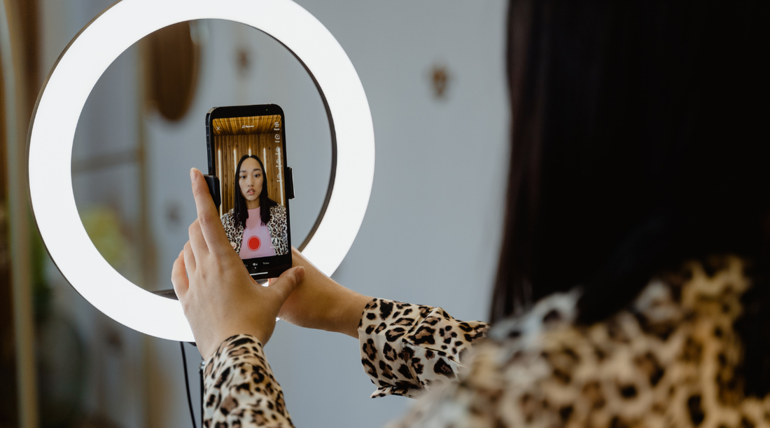 5分で理解する照明の役割 ─ スマホのライトだけで表現力が3倍アップする方法